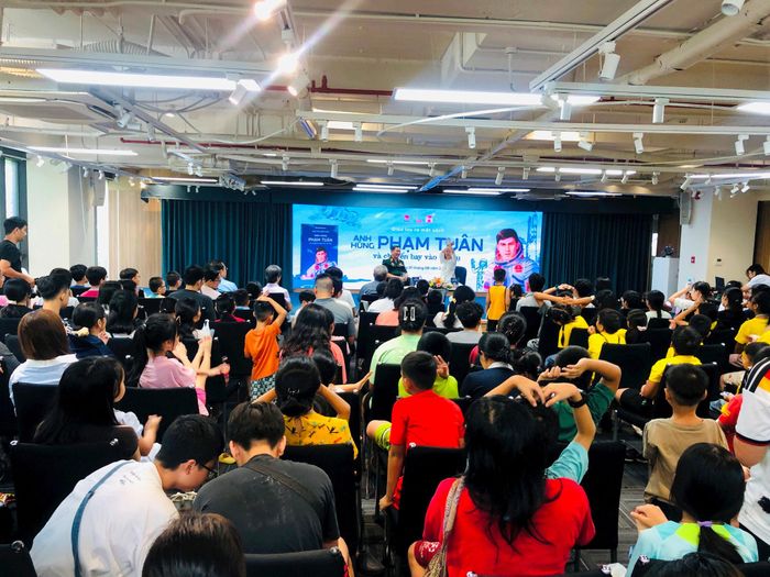 Buổi giao lưu ra mắt sách thu hút đông độc giả trẻ và độc giả nhỏ tuổi tham dự - Ảnh: V.H