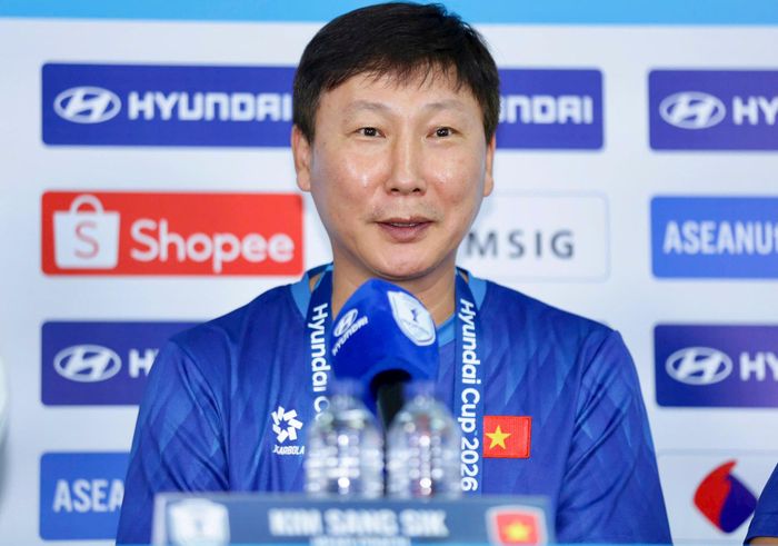 HLV Kim Sang-sik khẳng định tuyển Việt Nam đã sẵn sàng và quyết tâm giành trọn 3 điểm trên sân Pakansari. Ảnh: Hữu Phạm