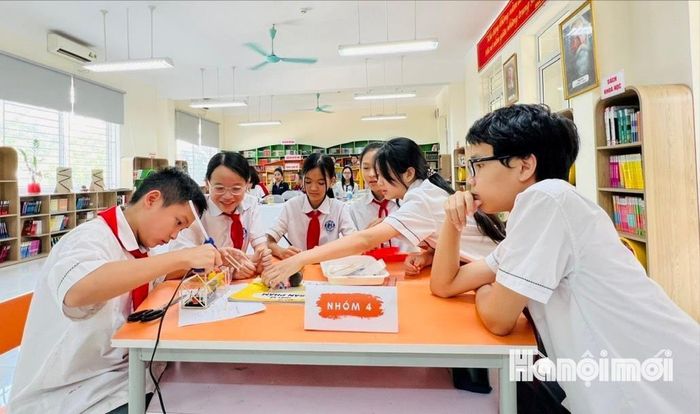 Học sinh Trường THCS Phú Thượng trong tiết học “Chế tạo máy hút bụi cầm tay từ rác thải”. Ảnh: Tuệ Lâm