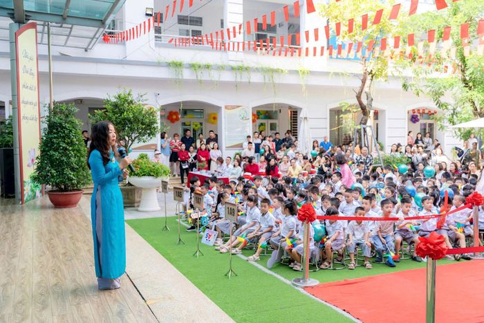 Hiệu trưởng Trường Tiểu học Vĩnh Tuy Nguyễn Phương Hoa. Ảnh: CTV
