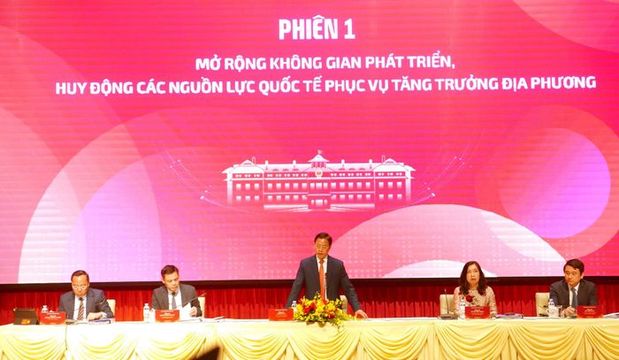 Phiên chuyên đề “Mở rộng không gian phát triển, huy động các nguồn lực quốc tế phục vụ tăng trưởng địa phương”. Ảnh: Liên Hà