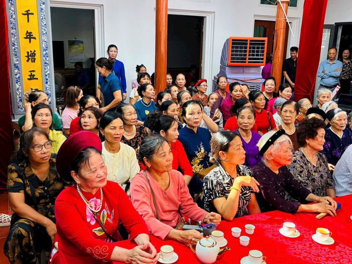 Con cháu họ Trần ba chi làng Thượng Hiệp tề tựu tại lễ khánh thành nhà thờ họ. Ảnh: Bích Hạnh