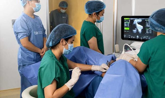 Các bác sĩ thực hiện chuyển phôi cho người bệnh. Ảnh: BVCC
