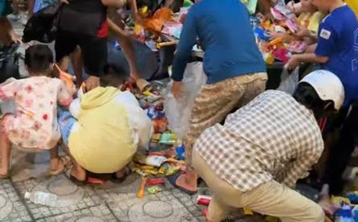 Sau khi kết thúc lễ cúng, gia chủ thường để mọi người giật hoặc phát hết lễ vật, tránh đem cất giữ trong nhà.