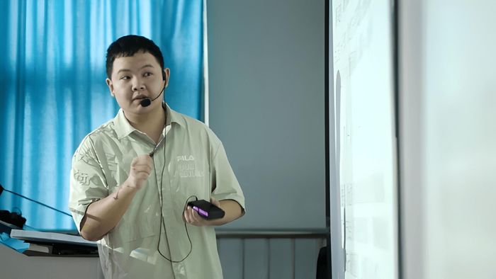 Hiện nay, Cung Minh đang giảng dạy tại một trường đại học