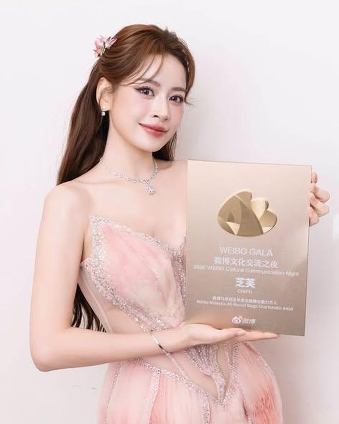 Ca sĩ Chi Pu vui mừng thông báo cô nhận giải thưởng "Nghệ sĩ trình diễn All-Round đầy sức hút" tại Weibo Gala 2026.