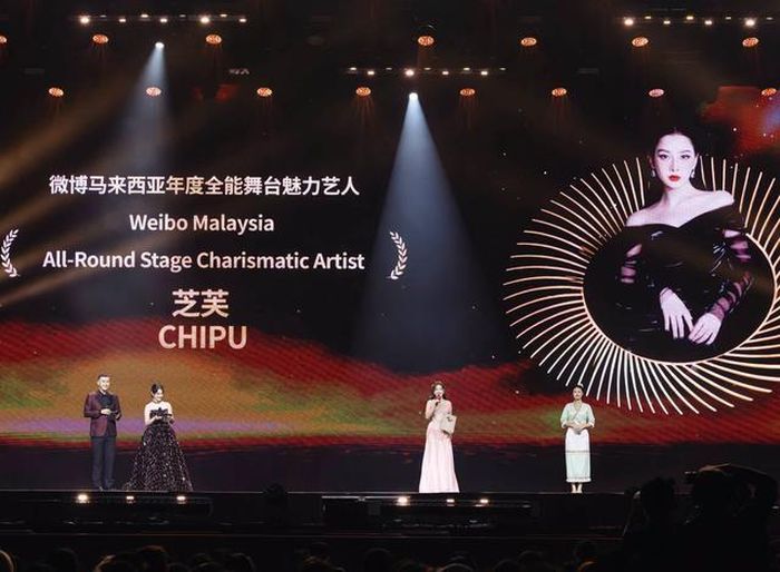Tại Weibo Gala 2026 (Đêm giao lưu văn hóa Weibo) diễn ra vào tối 1/8 tại Idea Live Arena, Kuala Lumpur (Malaysia), tên nữ ca sĩ Chi Pu hiện lên trên bảng điện tử và các MC đọc tên cho hạng mục "Nghệ sĩ trình diễn All-Round đầy sức hút" khiến người hâm mộ và Chi Pu như vỡ òa.