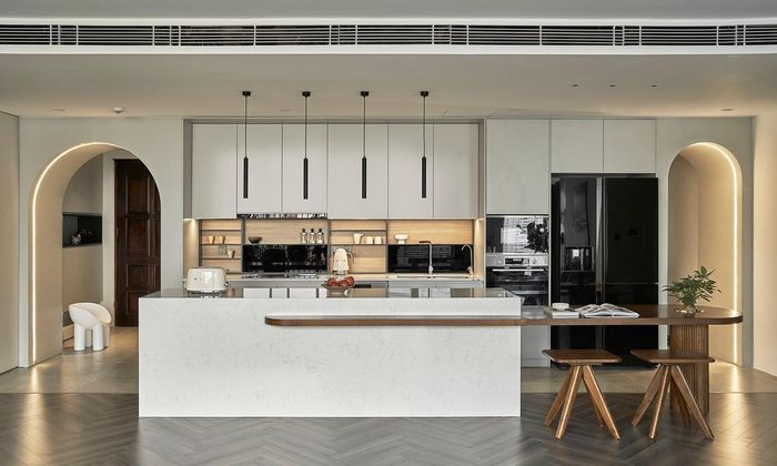 Góc bếp rất được đầu tư và chiếm diện tích lớn, vợ Quốc Khánh là người mê bếp, thích nấu ăn. Bàn đảo của bếp được tích hợp, kéo dài thêm bởi 1 bàn ăn dài.