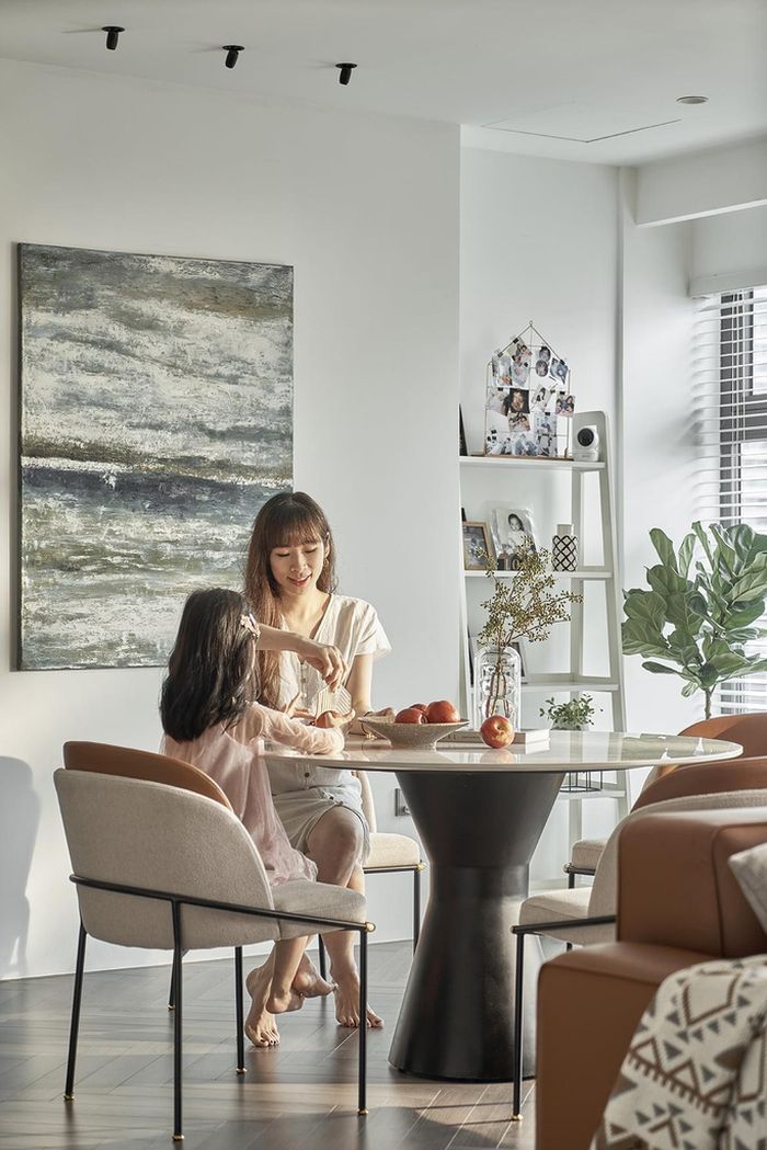 Bộ bàn ăn không lớn nhưng đủ dùng cho những bữa ăn gia đình ấm áp. Từng món đồ nội thất đều được lựa chọn kĩ lưỡng, tinh tế.