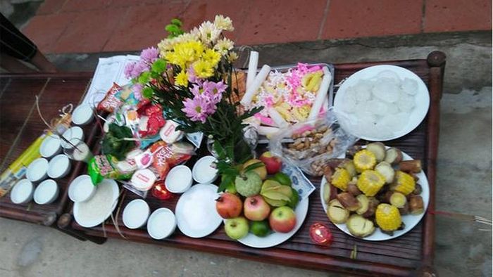 Việc cúng tế (thí thực) nhằm cung cấp thức ăn, áo quần, tiền vàng cho những vong linh đói khát, không nơi nương tựa để họ không quấy phá người sống.