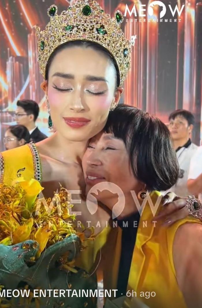 Mẹ đẻ và anh trai Hoa hậu Emoura Phạm.