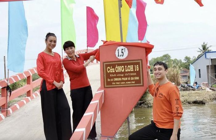Emoura Phạm (ngoài cùng bên trái) và mẹ cùng anh trai trong dịp khánh thành cây cầu thứ 16.