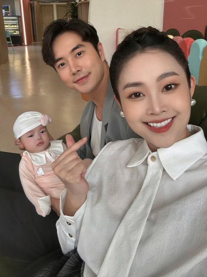 Vợ chồng MC Thùy Linh - Phùng Đức Hiếu và con gái Lisu.