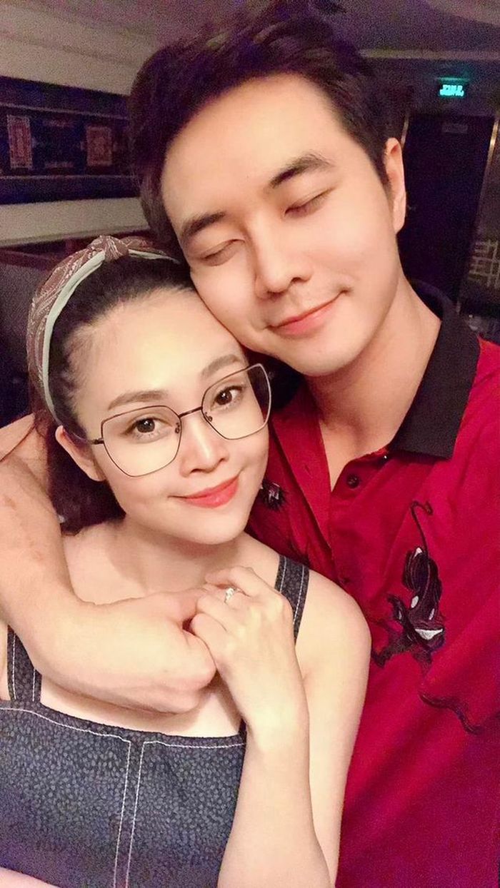 Diễn viên Đức Hiếu hạnh phúc bên bà xã là MC Nguyễn Thùy Linh.