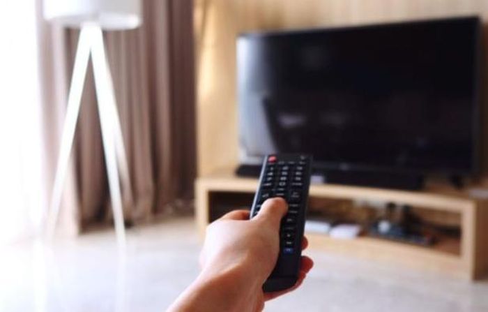 Để tiết kiệm điện và kéo dài tuổi thọ cho tivi, bạn hãy tắt nguồn bằng cách ấn nút nguồn ngay trên máy mỗi khi không xem.