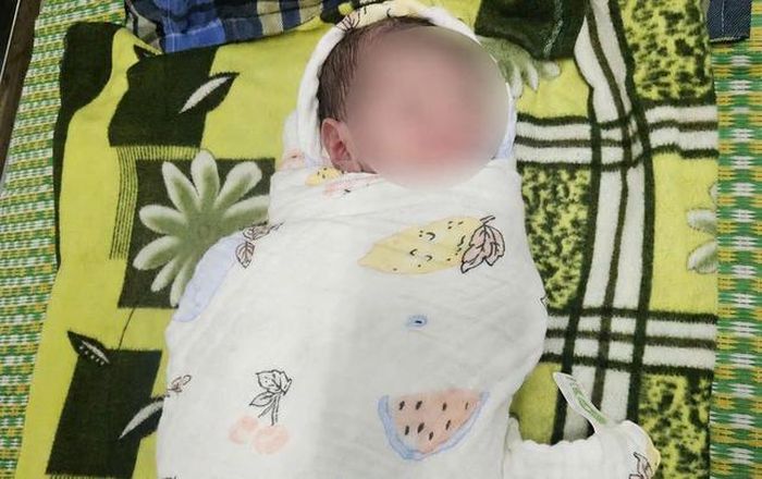 Cháu bé bị bỏ rơi đang được Trung tâm Y tế Hương Trà chăm sóc, nuôi dưỡng. Ảnh: Phường Hương Trà