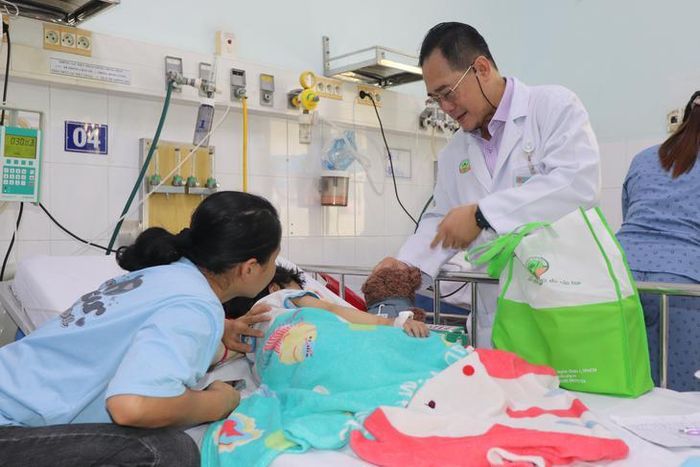Một bệnh nhi đang được điều trị tại Bệnh viện Nhi Đồng 2 - Ảnh: N. Tâm