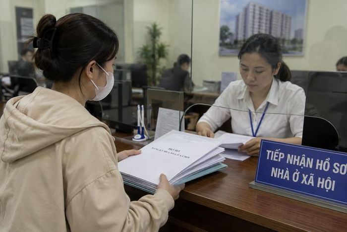 Người mua nhà ở xã hội cần đáp ứng điều kiện về thu nhập và có giấy tờ chứng minh được cơ quan, đơn vị, doanh nghiệp nơi làm việc xác nhận theo quy định.