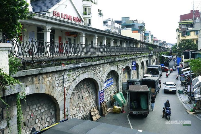 Dải vòm cầu đá chạy dọc khu vực ga Long Biên, sát các tuyến phố đông đúc. Ảnh: T.Anh