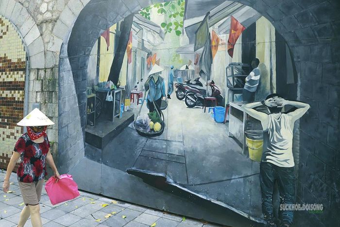 Tranh bích họa tái hiện nhịp sống Hà Nội xưa trên một ô vòm cầu. Ảnh: T.Anh