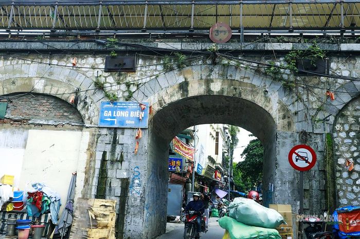 Vòm cầu được sử dụng làm lối đi dưới đường sắt dẫn vào ga Long Biên. Ảnh: T.Anh