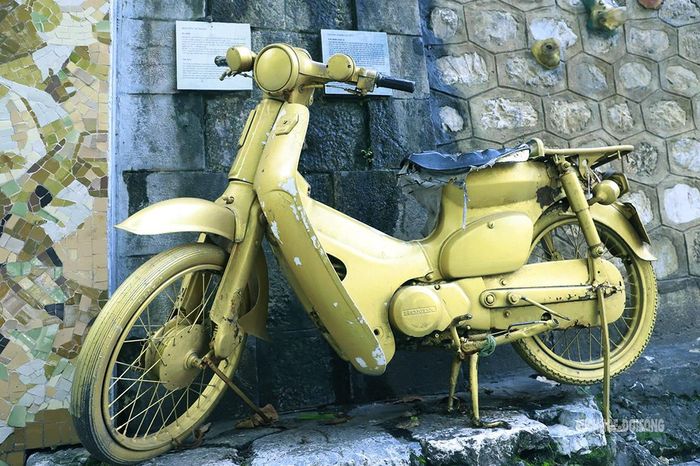 Chiếc xe máy cũ trở thành hiện vật trang trí trong không gian nghệ thuật Phùng Hưng. Ảnh: T.Anh