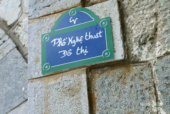 Biển nhận diện "Phố Nghệ thuật Đô thị" được gắn trên tường đá cổ.