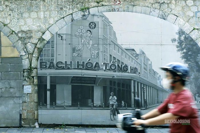 Hình ảnh Bách hóa Tổng hợp Hà Nội xưa được tái hiện trên một vòm cầu. Ảnh: T.Anh