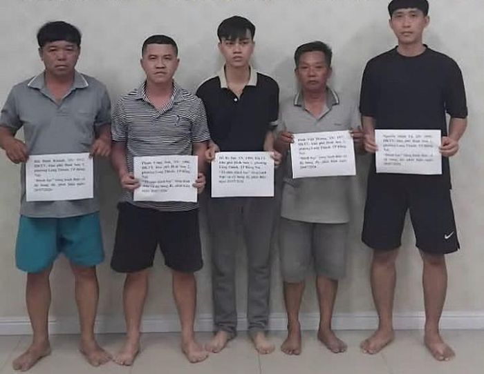 5 đối tượng tham gia cá cược bóng đá bị bắt giữ. Ảnh: Công an TP Đồng Nai.