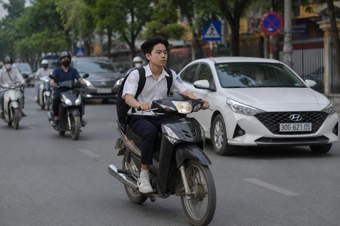 Học sinh thiếu kỹ năng tham gia giao thông gây mất an toàn trên đường đi học.