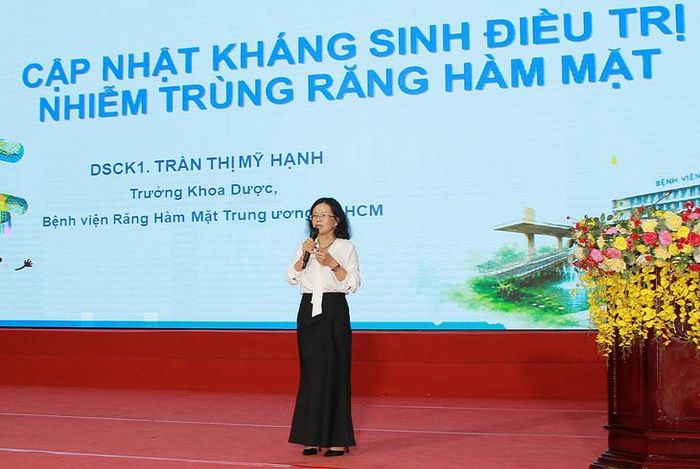 Lãnh đạo khoa Dược Bệnh viện Răng Hàm Mặt Trung ương TPHCM cảnh báo tình trạng đề kháng của một số kháng sinh đang gia tăng. Ảnh: Mimosa.