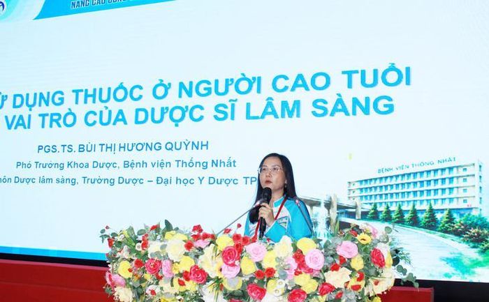 Lãnh đạo khoa Dược Bệnh viện Thống Nhất lưu ý "không có gì có thể thay thế được việc theo dõi sát người bệnh trong suốt quá trình điều trị". Ảnh: Mimosa.