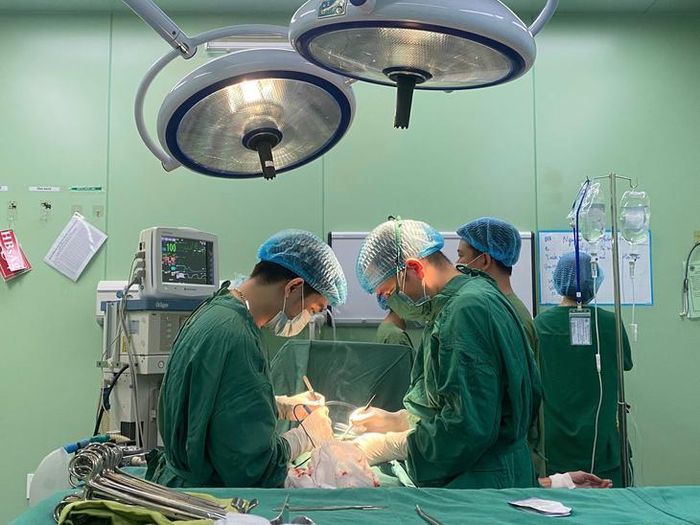 Ê-kíp Khoa Ngoại Tổng hợp 1, Bệnh viện Đa khoa TP Vinh phẫu thuật cấp cứu cho người bệnh bị thủng ruột do nuốt phải dị vật xương. ẢNH: B.V