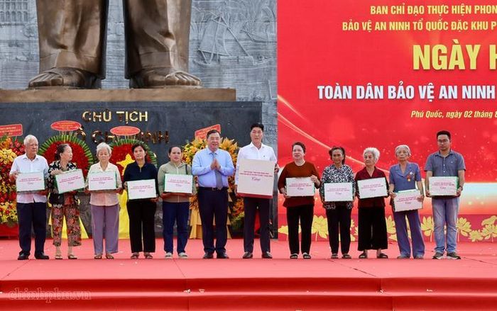 Phó Thủ tướng Thường trực Phạm Gia Túc trao quà cho các gia đình khó khăn tại Đặc khu Phú Quốc. Ảnh: VGP/Phương Nguyên
