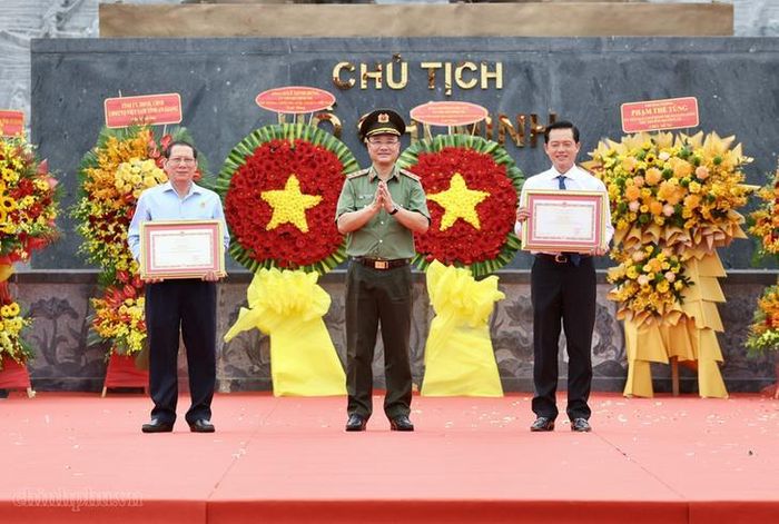 Thượng tướng Phạm Thế Tùng, Thứ trưởng Bộ Công an trao Bằng khen của Bộ trưởng Bộ Công an cho UBND Đặc khu Phú Quốc vì thành tích trong thực hiện phong trào Toàn dân bảo vệ an ninh Tổ quốc. Ảnh: VGP/Phương Nguyên