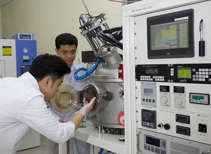 Để đạt được mức thu nhập tiền tỷ, kỹ sư bán dẫn phải sở hữu tư duy logic, niềm đam mê và sự kiên trì trước áp lực công việc cao. Ảnh: TPO