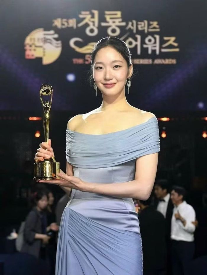 Daesang cũng là mảnh ghép cuối cùng giúp Kim Go Eun hoàn tất "bộ sưu tập vàng" tại hệ thống giải thưởng Rồng Xanh.