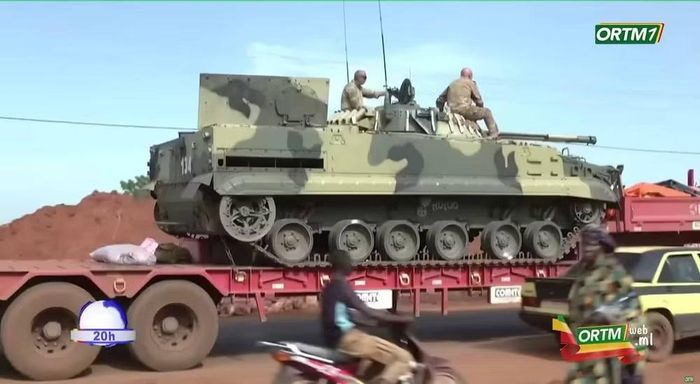 Các phương tiện được bốc dỡ xuống tàu bao gồm xe bọc thép chở quân BTR-82A, xe chiến đấu bộ binh BMP-3, xe bọc thép chở quân hạng nhẹ Tiger và cả thiết giáp VP11 của Trung Quốc.