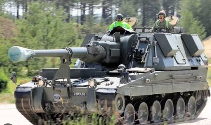 Đây là chương trình nhằm thay thế 68 pháo tự hành bánh xích AS90 mà Anh đã chuyển giao cho Ukraine, đồng thời xây dựng năng lực sản xuất pháo cỡ lớn ngay trong nước.