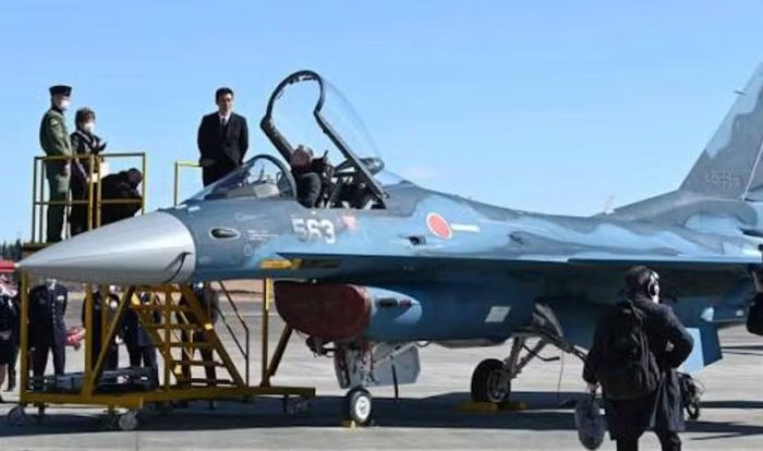 Dù Bộ Quốc phòng Nhật Bản chưa xác nhận danh tính loại vũ khí này, kích thước, hình dáng và thời điểm xuất hiện khiến nhiều chuyên gia nhận định đây rất có thể là biến thể phóng từ máy bay của tên lửa dẫn đường đất đối hạm Type 25.