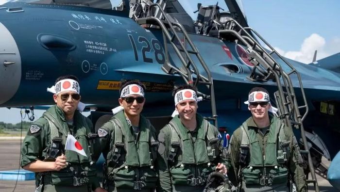 Phần thân xuất hiện nhiều đường nét giúp giảm phản xạ radar, trong khi cửa hút khí của động cơ được bố trí phía dưới đuôi và vẫn được che bằng nắp bảo vệ.