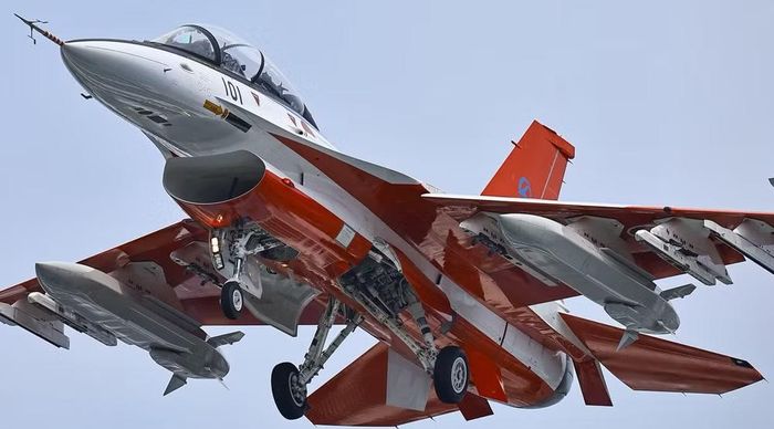 Đây là một trong các nguyên mẫu F-2 đang do Cục Phát triển và Thử nghiệm Không quân của JASDF vận hành. Chiếc F-2A nguyên mẫu số hiệu 68-8101 cũng tham gia chuyến bay với vai trò hộ tống.