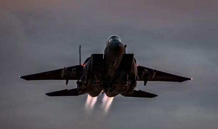 Hiện Không quân Mỹ sở hữu khoảng 212 máy bay chiến đấu F-15E Strike Eagle. Loại máy bay này đã ngừng sản xuất từ nhiều năm trước và đang phục vụ tại các căn cứ Seymour-Johnson, Mountain Home và RAF Lakenheath ở Anh.