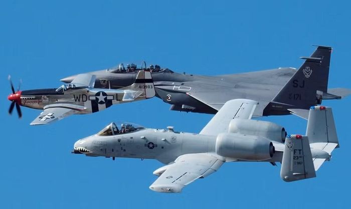 Đây là quyết định gây chú ý khi Không quân Mỹ không lựa chọn máy bay chiến đấu F-15EX Eagle II hiện đại hơn mà sử dụng F-15E.