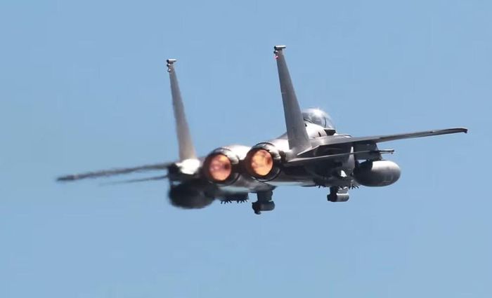 Máy bay chiến đấu F-15E Strike Eagle là tiêm kích đa nhiệm 2 chỗ ngồi, có khả năng tấn công mục tiêu trên không và mặt đất.