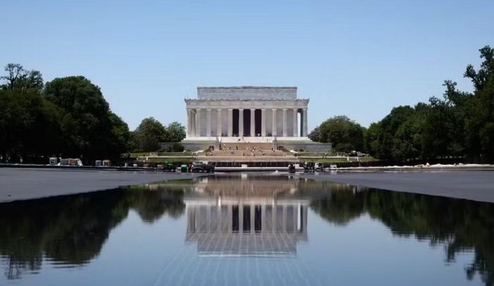 Trước đó, Tổng thống Mỹ Donald Trump nhiều lần chỉ trích tình trạng tảo nâu xuất hiện dưới đáy hồ, gọi đây là "điều ghê tởm" và "nỗi hổ thẹn với đất nước".