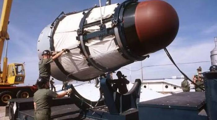 Vũ khí này mang đầu đạn hạt nhân W-53 với sức công phá khoảng 9 megaton, tương đương 9 triệu tấn thuốc nổ TNT.