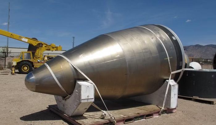 Không giống người tiền nhiệm là tên lửa đạn đạo xuyên lục địa LGM-25C Titan II sử dụng nhiên liệu lỏng, Peacekeeper sử dụng động cơ nhiên liệu rắn 3 tầng.