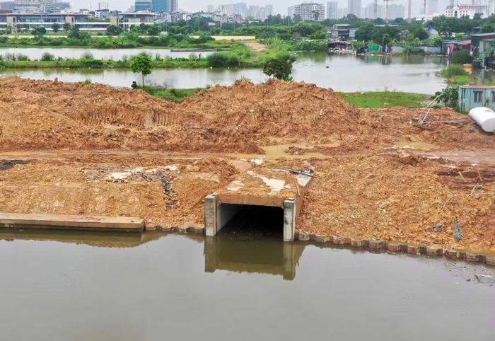Hồ được kết nối trực tiếp với kênh Mai Dịch - Phú Đô và kênh Mỹ Đình - Tân Mỹ thông qua hệ thống cống ngầm để tăng khả năng chứa và thoát nước
