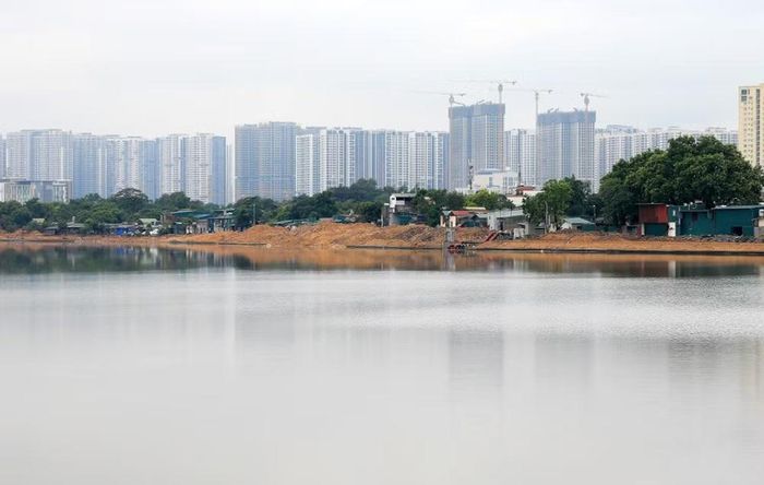 Diện tích mặt nước lớn giúp giảm nhiệt độ khu vực xung quanh vào mùa hè, tạo không gian sinh hoạt thoáng đãng